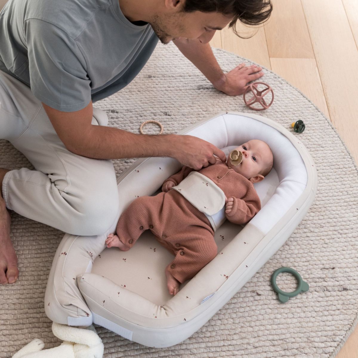 Het Doomoo Cocoon babynestje mushrooms is een heerlijk plekje voor je kleine om in te relaxen. Dankzij de rand geeft het babynestje een veilig en geborgen gevoel, precies wat jouw kleine baby nodig heeft. VanZus.