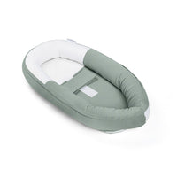 Het Doomoo Cocoon babynestje tetra jersey green is een heerlijk plekje voor je kleine om in te relaxen. Dankzij de rand geeft het babynestje een veilig en geborgen gevoel, precies wat jouw kleine baby nodig heeft. VanZus.