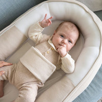 Het Doomoo Cocoon babynestje tetra jersey sand is een heerlijk plekje voor je kleine om in te relaxen. Dankzij de rand geeft het babynestje een veilig en geborgen gevoel, precies wat jouw kleine baby nodig heeft. VanZus.