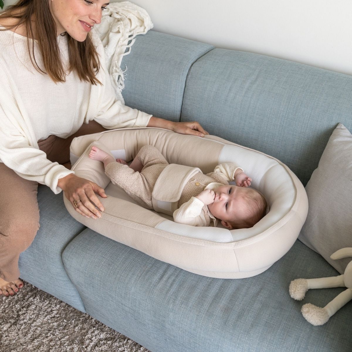 Het Doomoo Cocoon babynestje tetra jersey sand is een heerlijk plekje voor je kleine om in te relaxen. Dankzij de rand geeft het babynestje een veilig en geborgen gevoel, precies wat jouw kleine baby nodig heeft. VanZus.