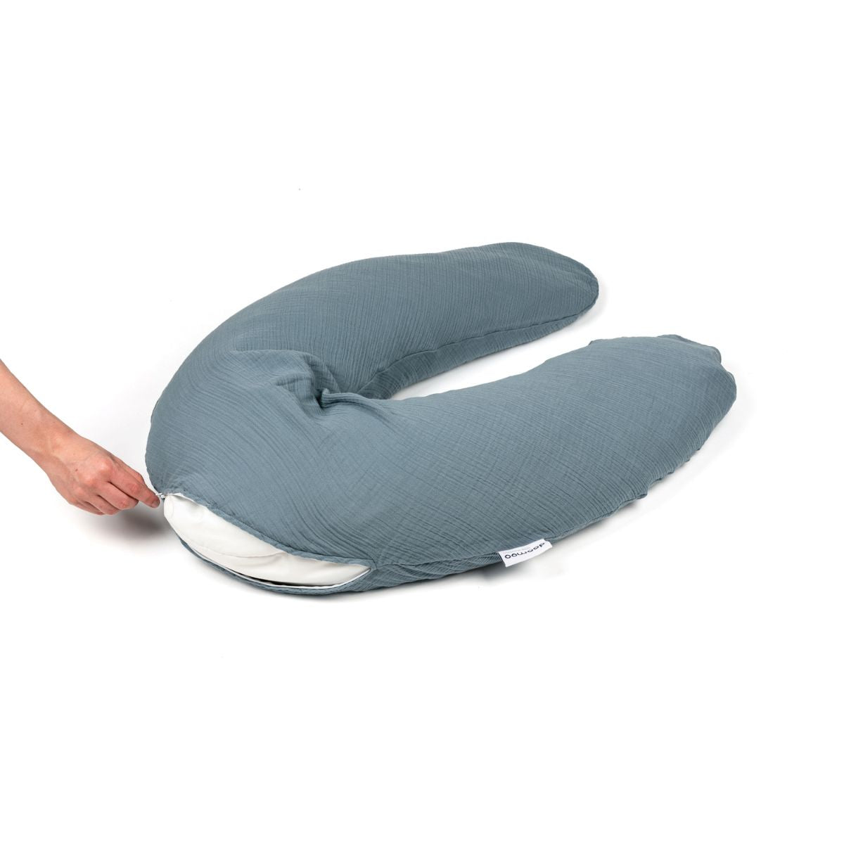 Het Doomoo Comfy Big Tetra voedingskussen blue is een ideaal 3-in-1 voedingskussen dat je kunt gebruiken tijdens en na de zwangerschap. Het kussen zorgt ervoor dat je comfortabel kunt slapen voeden. VanZus.