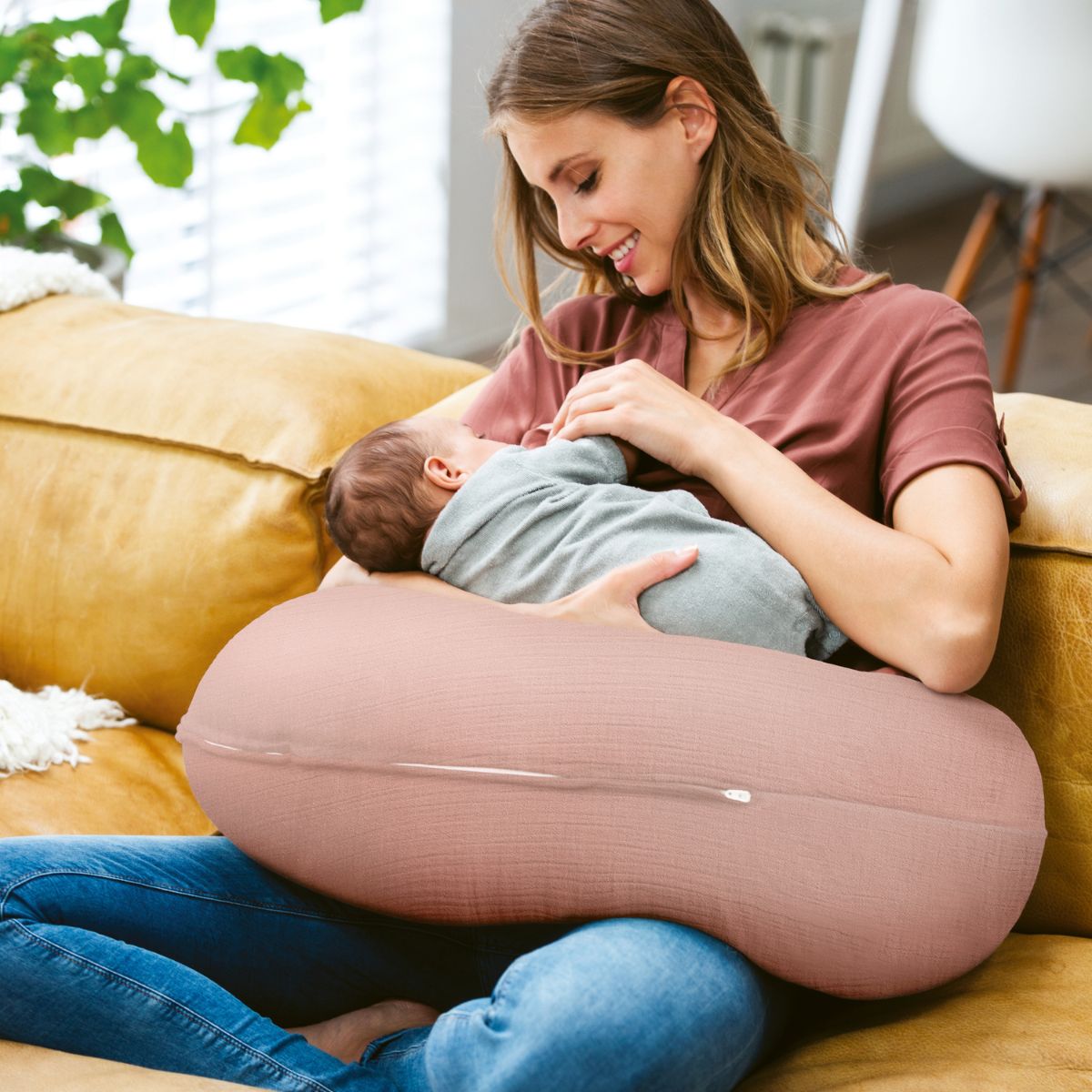 Het Doomoo Comfy Big Tetra voedingskussen pink is een ideaal 3-in-1 voedingskussen dat je kunt gebruiken tijdens en na de zwangerschap. Het kussen zorgt ervoor dat je comfortabel kunt slapen voeden. VanZus.