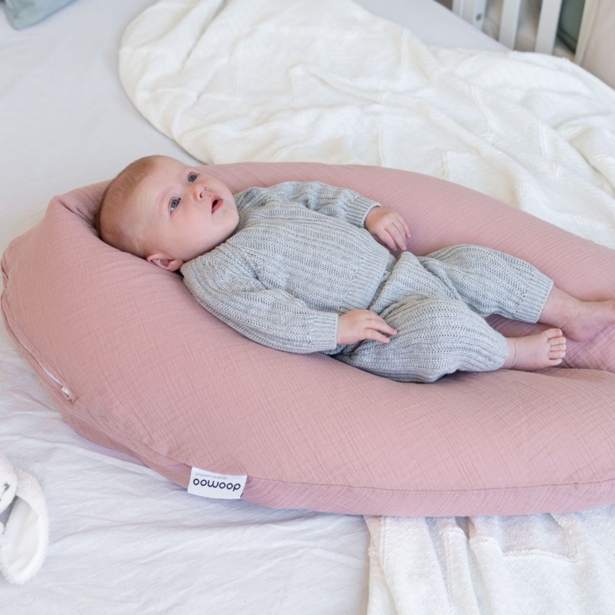 Het Doomoo Comfy Big Tetra voedingskussen pink is een ideaal 3-in-1 voedingskussen dat je kunt gebruiken tijdens en na de zwangerschap. Het kussen zorgt ervoor dat je comfortabel kunt slapen voeden. VanZus.