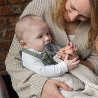 De Doomoo Mom’n Play Tetra almond geeft je privacy wanneer je in het openbaar moet voeden. Daarnaast kun je deze multifunctionele doek voor nog veel meer andere dingen gebruiken. Een echte musthave voor moeders! VanZus.