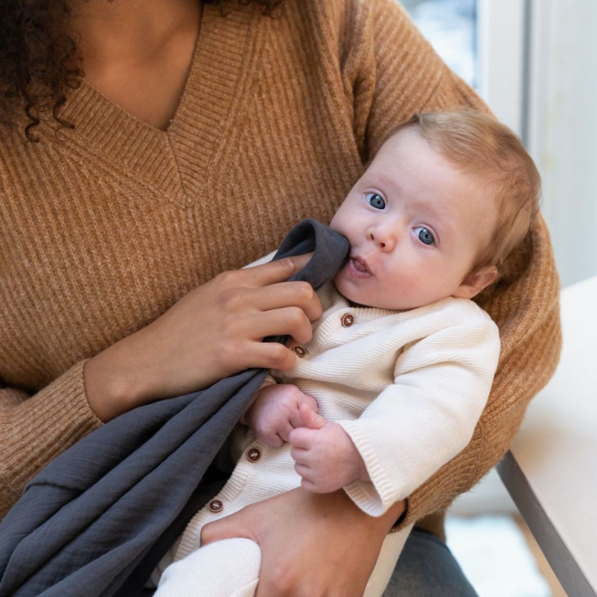 De Doomoo Mom’n Play Tetra grey geeft je privacy wanneer je in het openbaar moet voeden. Daarnaast kun je deze multifunctionele doek voor nog veel meer andere dingen gebruiken. Een echte musthave voor moeders! VanZus.