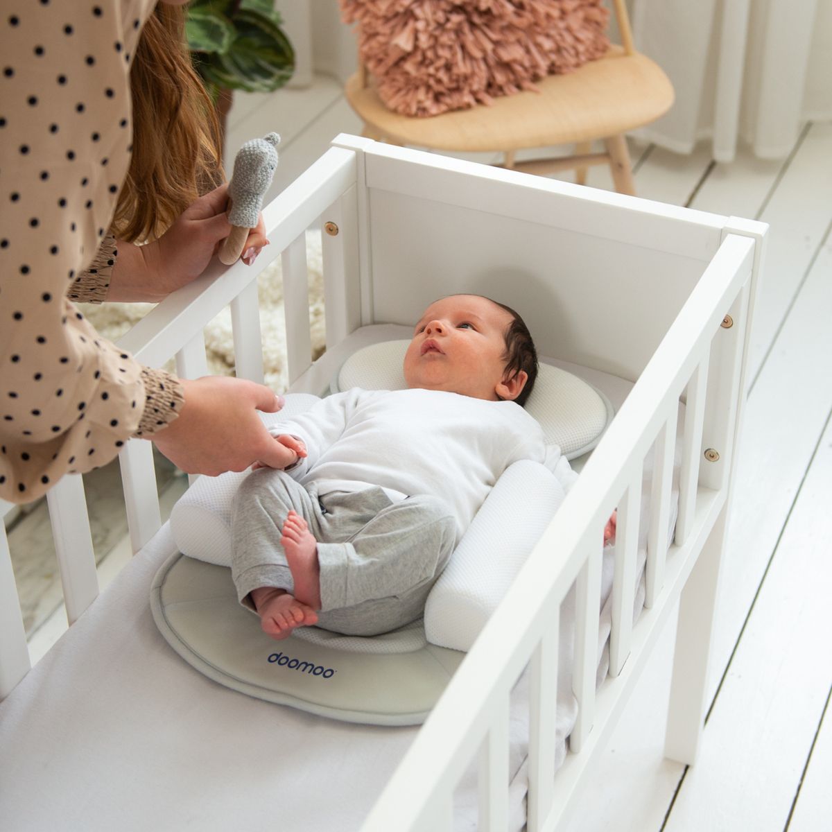 De Doomoo multisleep rugslaper met kussen is een ergonomisch rugliggingskussen. Als je baby lang op zijn rugje ligt en snel groeit, dan heb je kans dat hij of zij een afgeplat hoofdje krijgt. Deze voorkomt dit. VanZus.