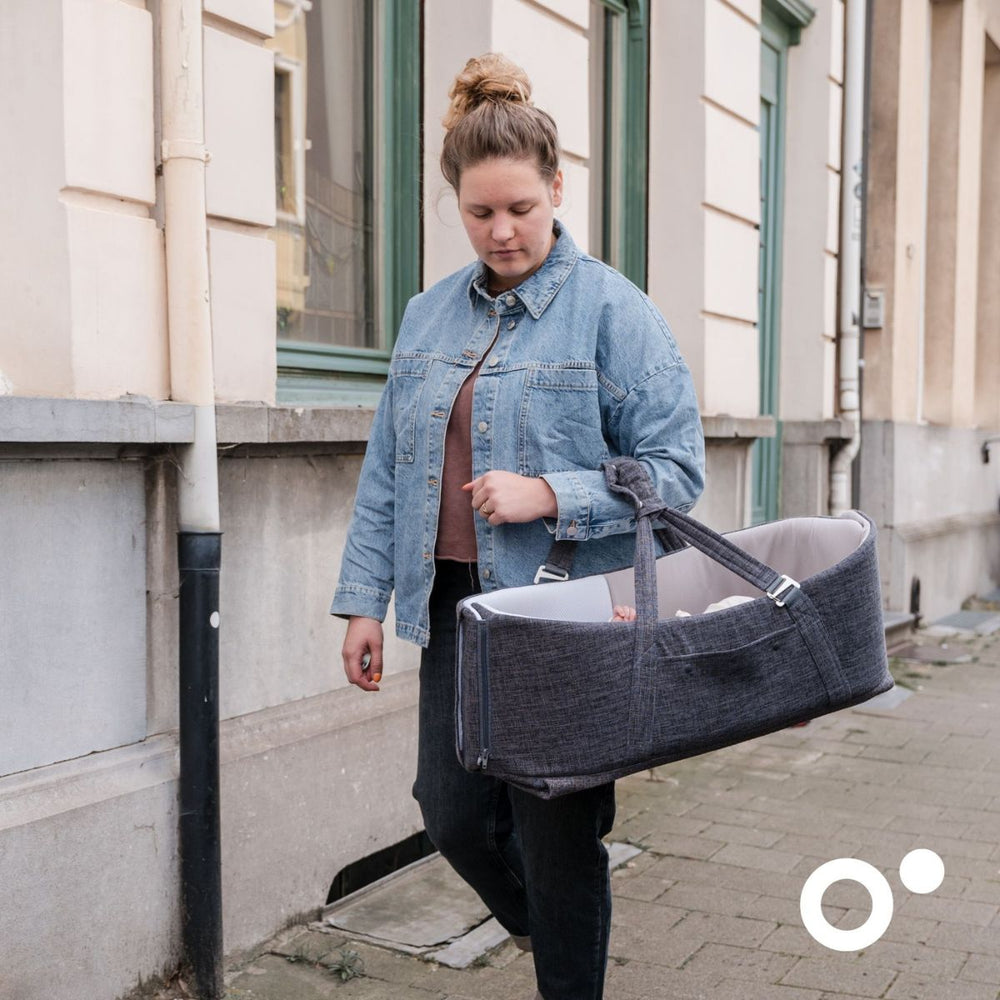 Het Doomoo Nest'n Go babynestje grey is het perfecte babynestje voor thuis en onderweg. In dit babynestje kan je kleine heerlijk knus een dutje doen of lekker relaxen. VanZus.