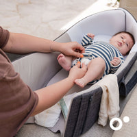 Het Doomoo Nest'n Go babynestje grey is het perfecte babynestje voor thuis en onderweg. In dit babynestje kan je kleine heerlijk knus een dutje doen of lekker relaxen. VanZus.