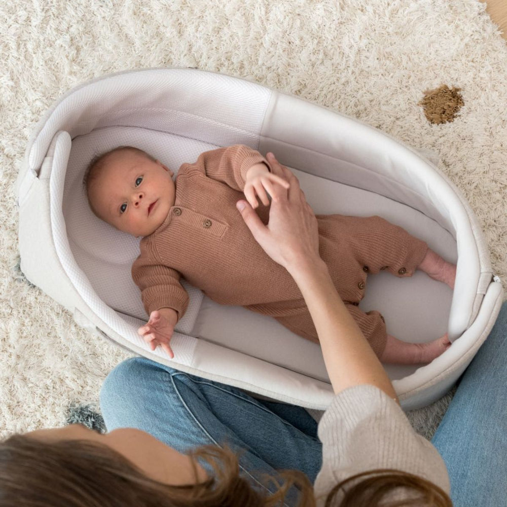 Het Doomoo Nest'n Go babynestje sand is het perfecte babynestje voor thuis en onderweg. In dit babynestje kan je kleine heerlijk knus een dutje doen of lekker relaxen. VanZus.