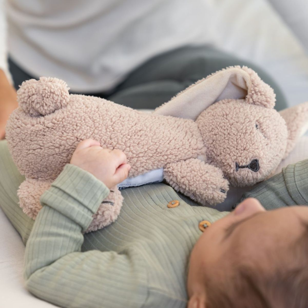 De Doomoo Snoogy bunny biscuit is een lieve knuffel die krampjes kan laten verdwijnen als sneeuw voor de zon. In de knuffel zit namelijk een warmtekussentje die ervoor zorgt dat je kleine heerlijk kan slapen. VanZus.