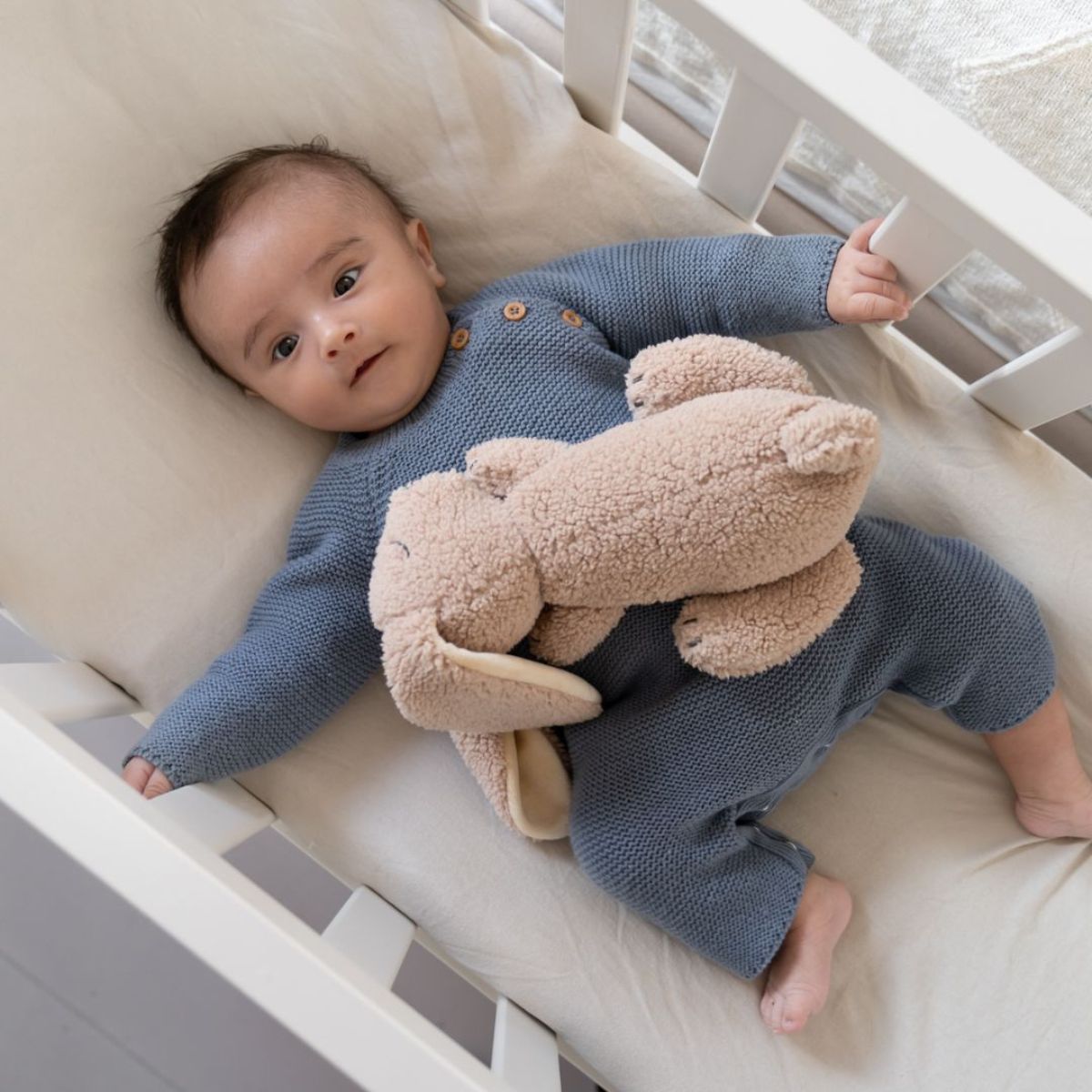 De Doomoo Snoogy bunny biscuit is een lieve knuffel die krampjes kan laten verdwijnen als sneeuw voor de zon. In de knuffel zit namelijk een warmtekussentje die ervoor zorgt dat je kleine heerlijk kan slapen. VanZus.