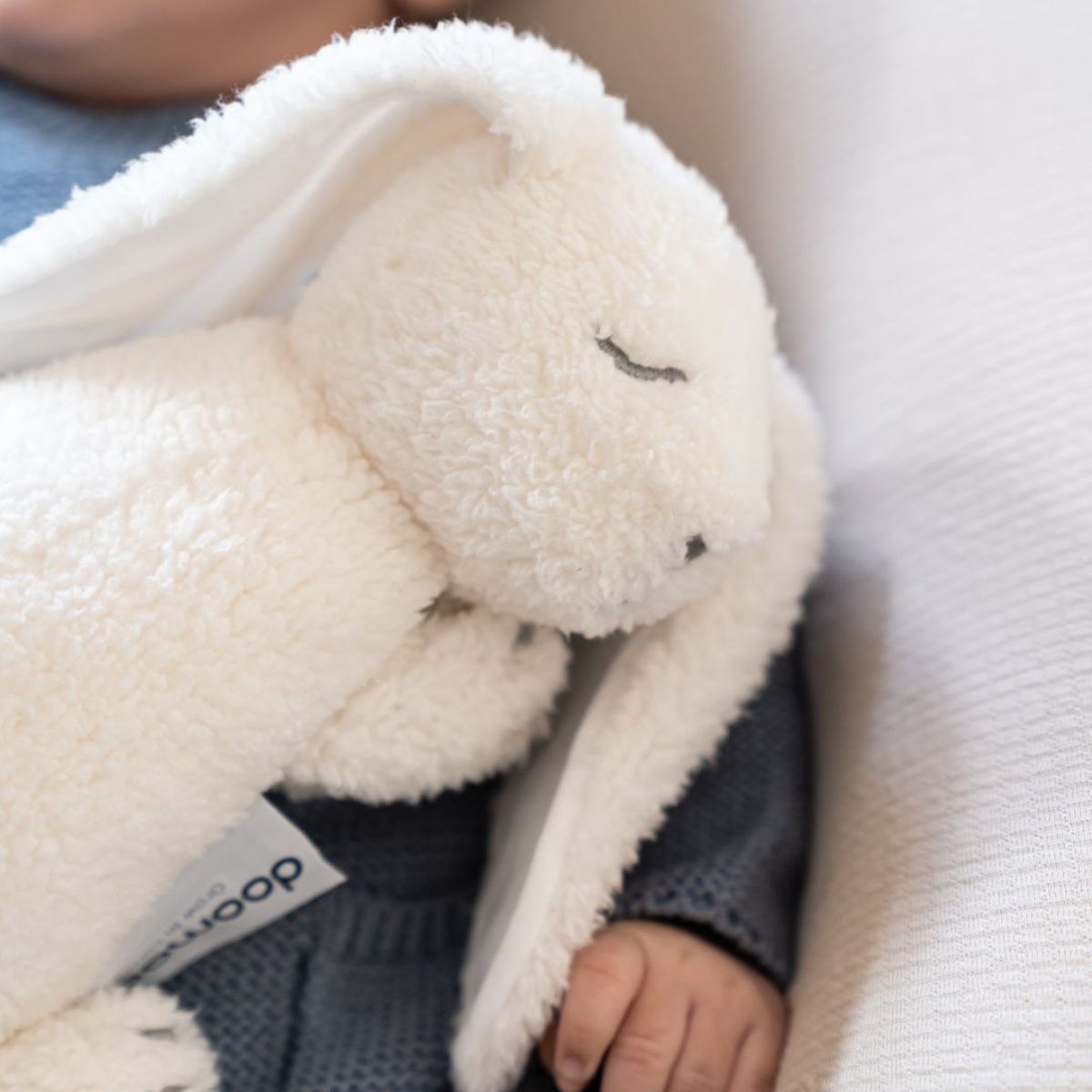 De Doomoo Snoogy bunny milky is een lieve knuffel die krampjes kan laten verdwijnen als sneeuw voor de zon. In de knuffel zit namelijk een warmtekussentje die ervoor zorgt dat je kleine heerlijk kan slapen. VanZus.