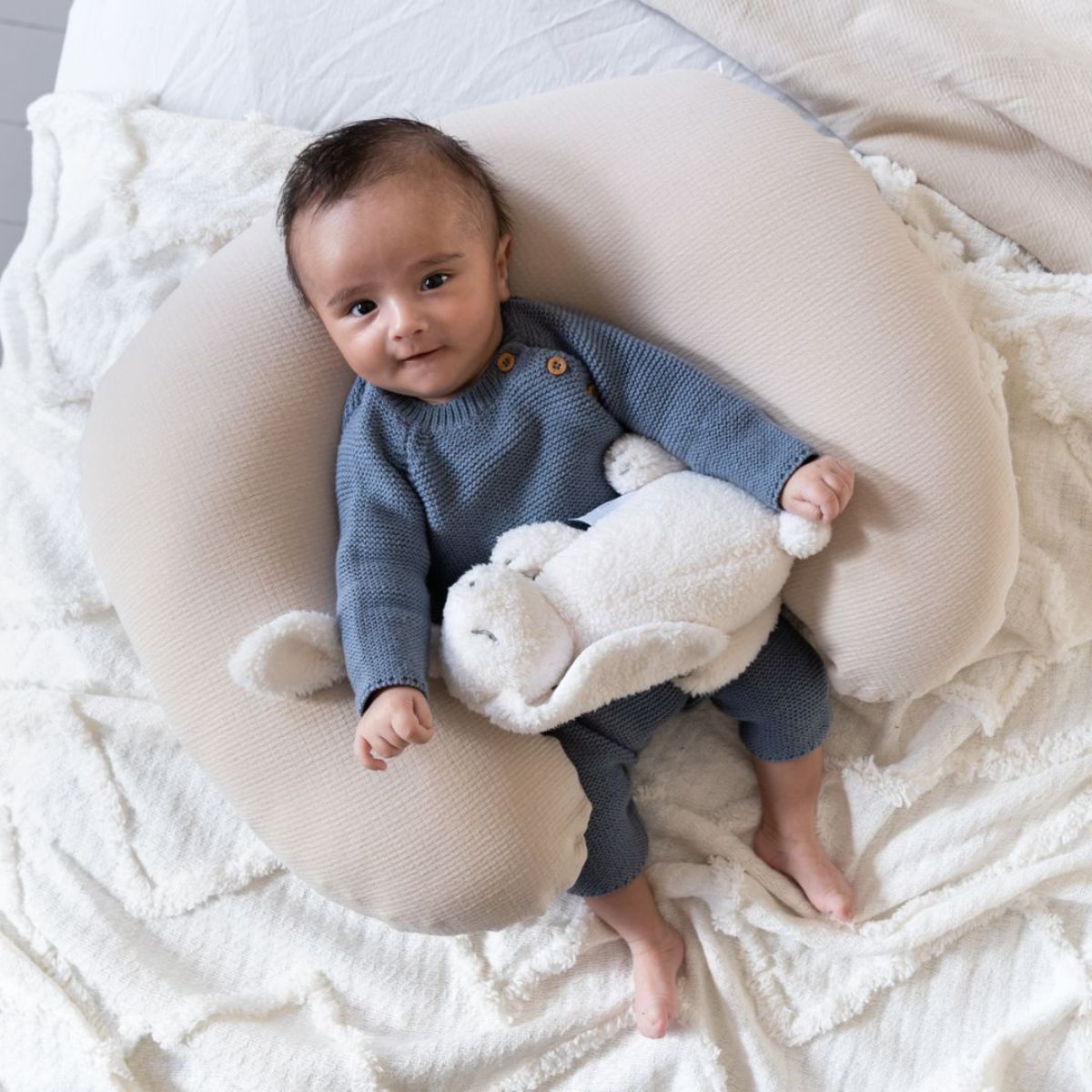 De Doomoo Snoogy bunny milky is een lieve knuffel die krampjes kan laten verdwijnen als sneeuw voor de zon. In de knuffel zit namelijk een warmtekussentje die ervoor zorgt dat je kleine heerlijk kan slapen. VanZus.