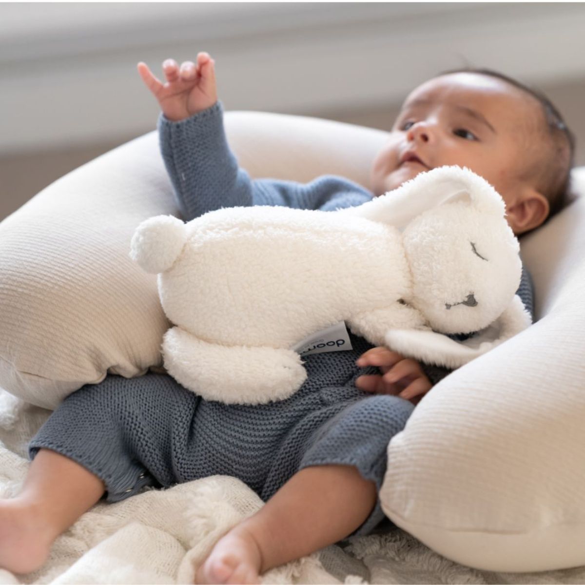 De Doomoo Snoogy bunny milky is een lieve knuffel die krampjes kan laten verdwijnen als sneeuw voor de zon. In de knuffel zit namelijk een warmtekussentje die ervoor zorgt dat je kleine heerlijk kan slapen. VanZus.