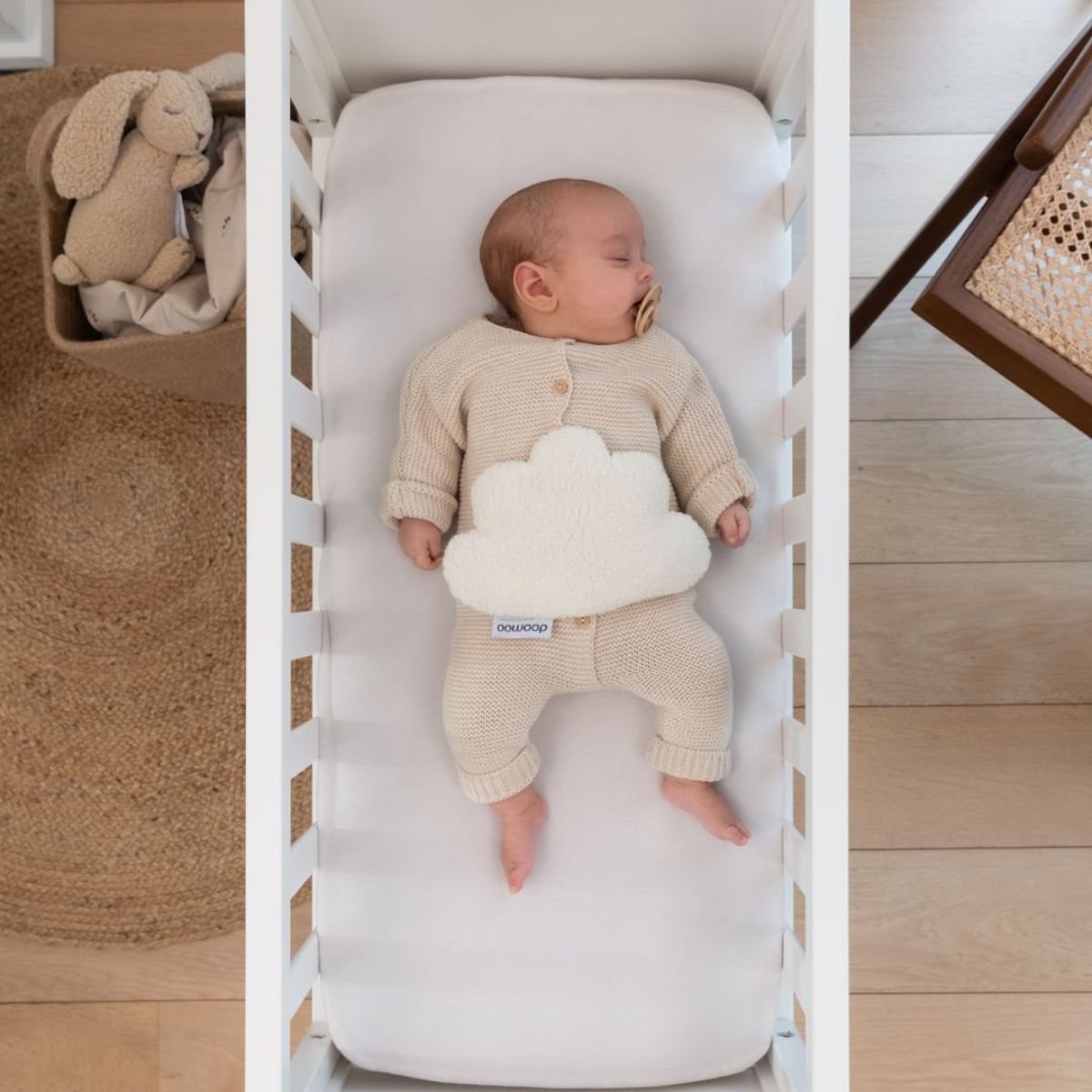 De Doomoo Snoogy cloudy white is een lieve knuffel die krampjes kan laten verdwijnen als sneeuw voor de zon. In de knuffel zit namelijk een warmtekussentje die ervoor zorgt dat je kleine heerlijk kan slapen. VanZus.