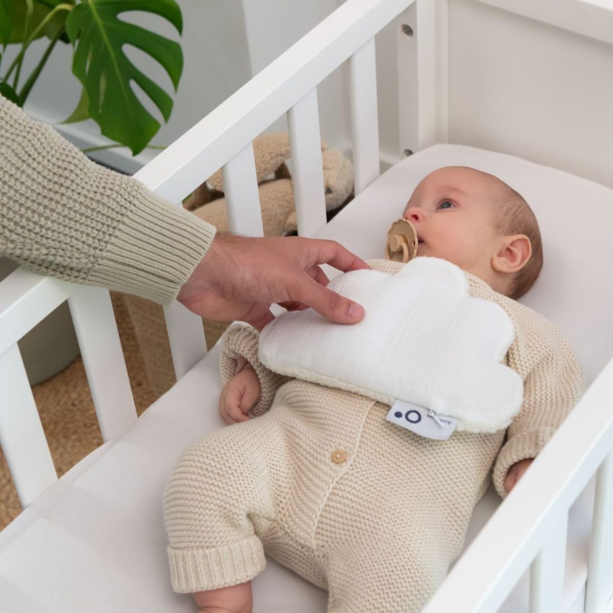 De Doomoo Snoogy cloudy white is een lieve knuffel die krampjes kan laten verdwijnen als sneeuw voor de zon. In de knuffel zit namelijk een warmtekussentje die ervoor zorgt dat je kleine heerlijk kan slapen. VanZus.