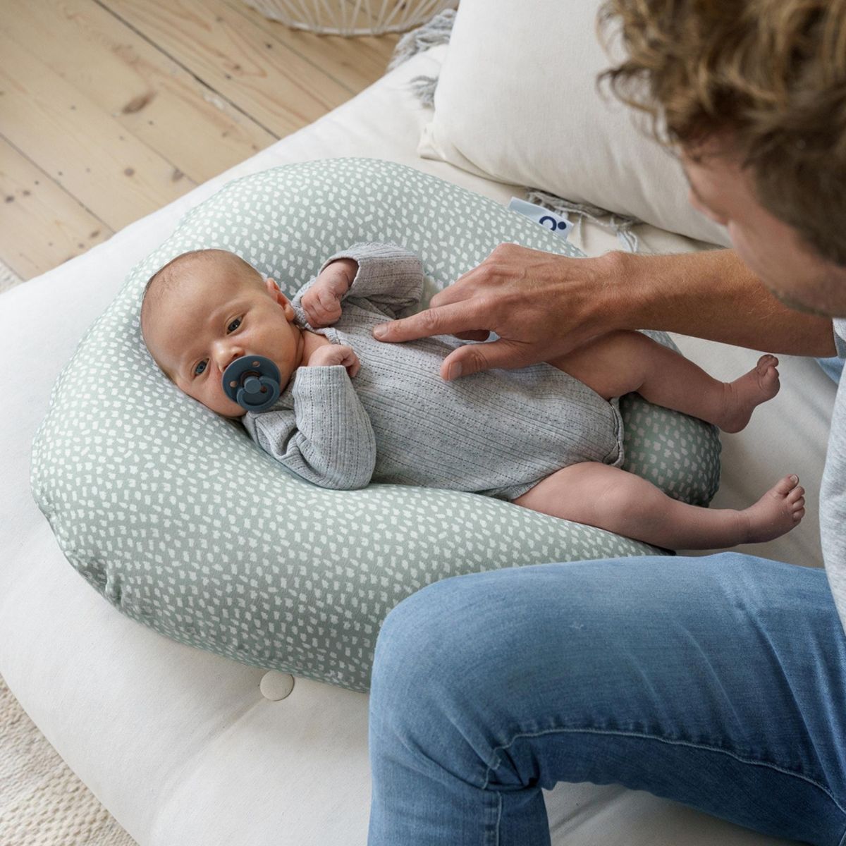 Het Doomoo Softy voedingskussen cloudy kaki is een klein, multifunctioneel kussen. Je kunt het kussentje gebruiken als voedingskussen en later komt het van pas wanneer je kleine gaat zitten. VanZus.