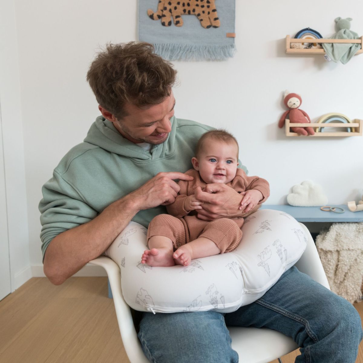 De Doomoo Softy voedingskussenhoes bear family grey is ideaal wanneer je het Doomoo Softy voedingskussen hebt. Zo kun je eenvoudig wisselen zodat er weer een frisse hoes om het kussen heen zit. VanZus.