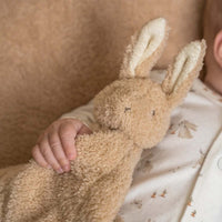 Het Little Dutch knuffeldoekje baby bunny is een heerlijk knuffeltje voor je kleintje om mee in slaap te vallen of om mee te spelen. Het knuffeldoekje is lekker zacht en heeft een heel schattig konijnenkopje. VanZus.