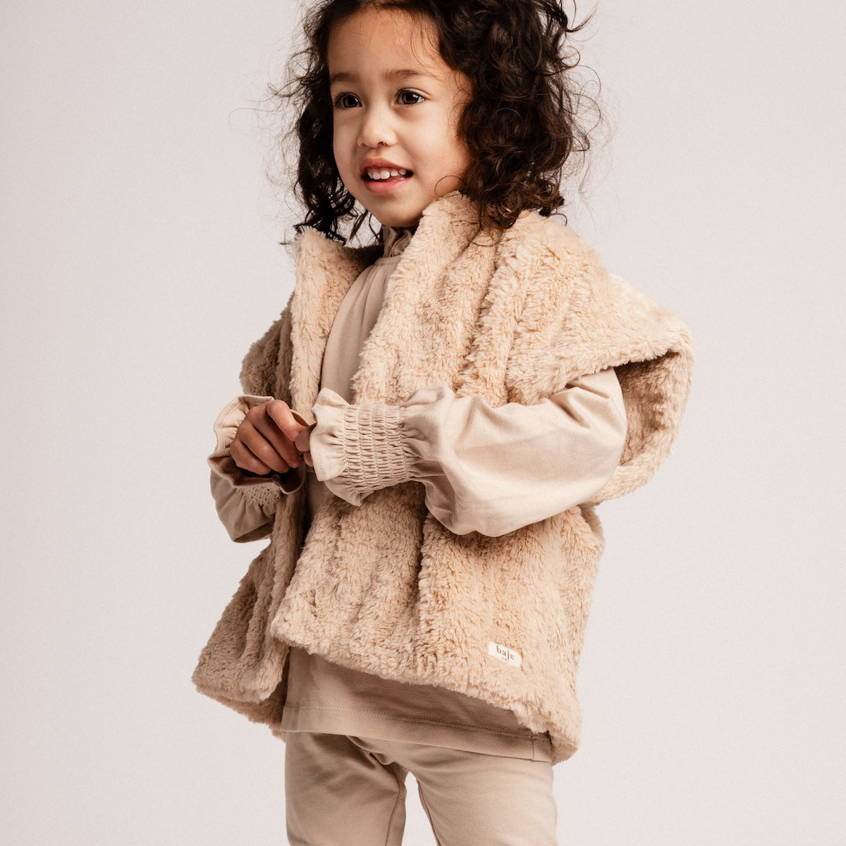 Baje Studio rossa gilet sand desert