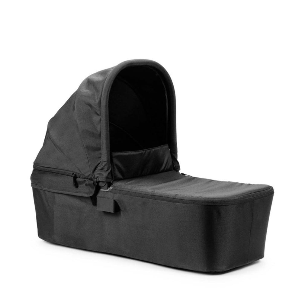 Ontdek de Elodie Mondo buggy reiswieg in black: perfect voor pasgeborenen tot 6 maanden oud. Creëer eenvoudig een complete kinderwagen vanaf de geboorte. VanZus