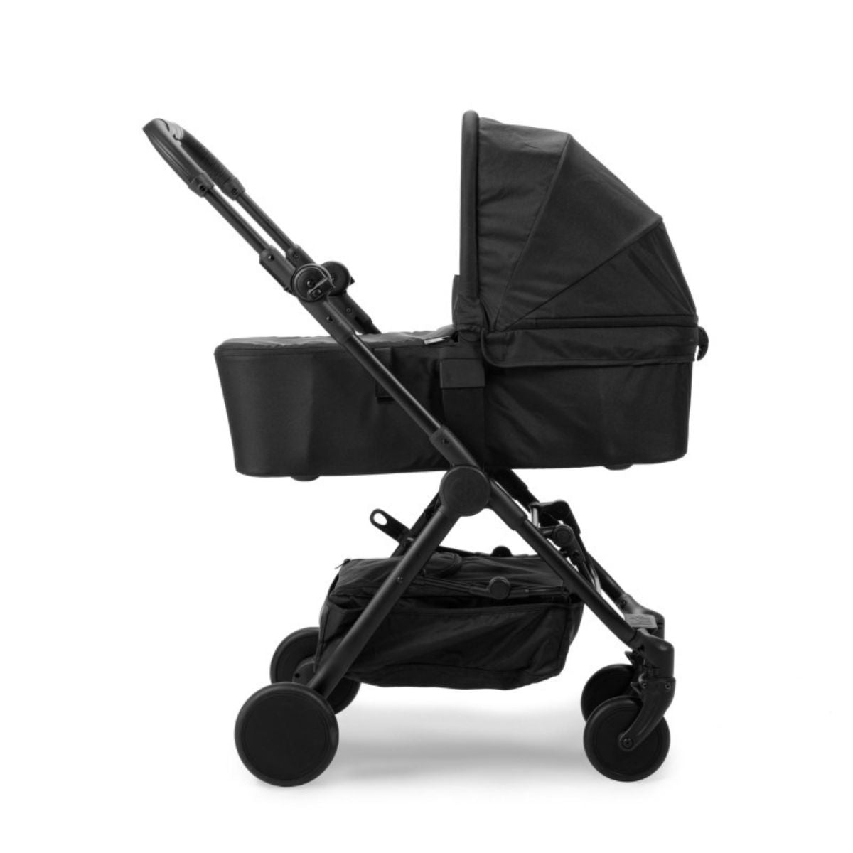 Ontdek de Elodie Mondo buggy reiswieg in black: perfect voor pasgeborenen tot 6 maanden oud. Creëer eenvoudig een complete kinderwagen vanaf de geboorte. VanZus