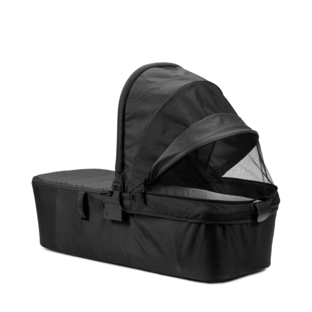 Ontdek de Elodie Mondo buggy reiswieg in black: perfect voor pasgeborenen tot 6 maanden oud. Creëer eenvoudig een complete kinderwagen vanaf de geboorte. VanZus