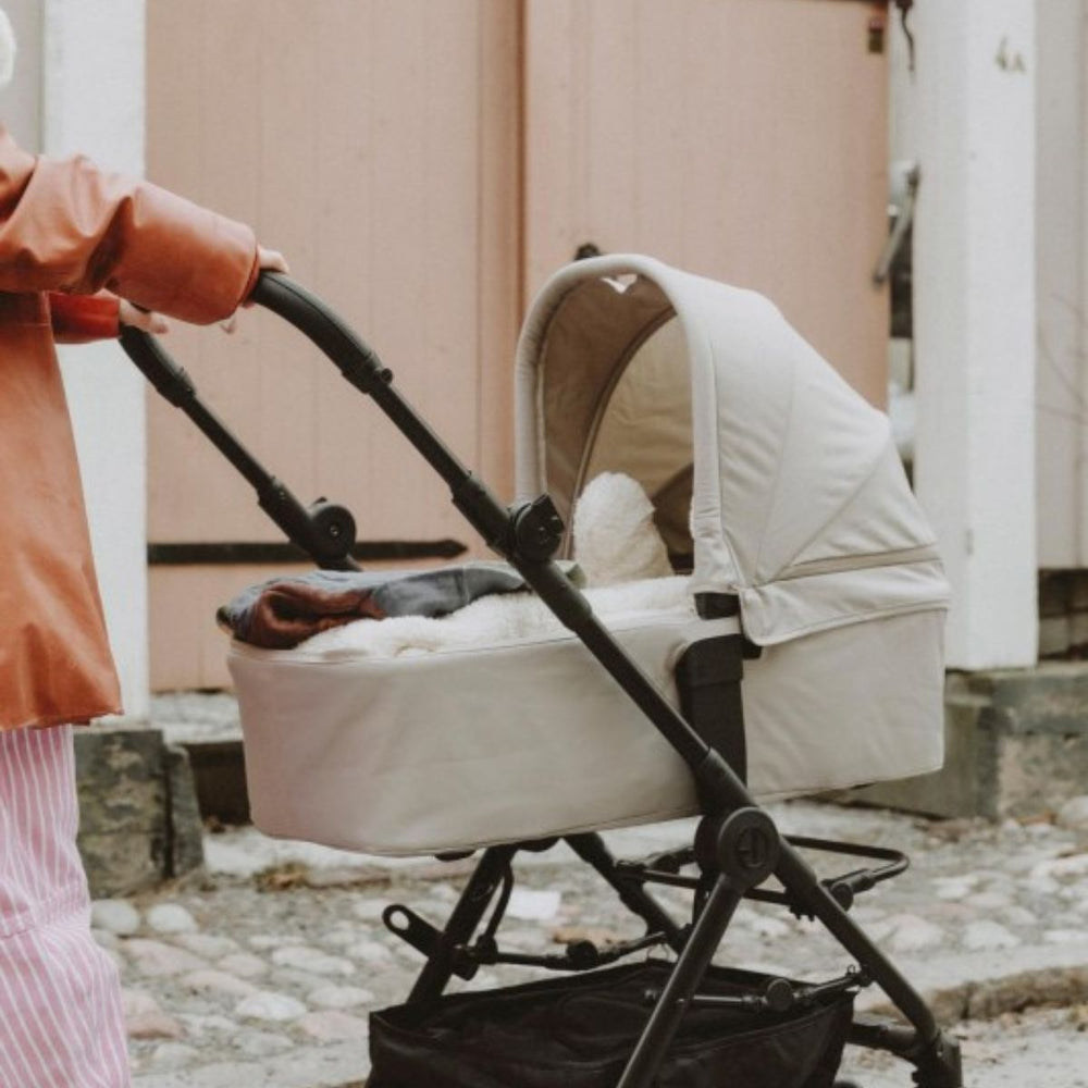 Ontdek de Elodie Mondo buggy reiswieg in moonshell: perfect voor pasgeborenen tot 6 maanden oud. Creëer eenvoudig een complete kinderwagen vanaf de geboorte. VanZus