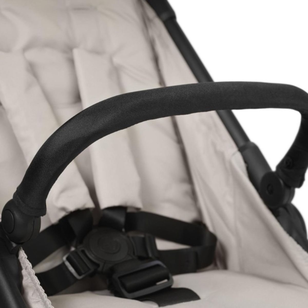 Een onmisbare accessoire voor je Elodie Mondo buggy: de buggy veiligheidsbeugel in kleur black. Zorg voor comfort en veiligheid voor je kindje en hang er speelgoed aan. VanZus