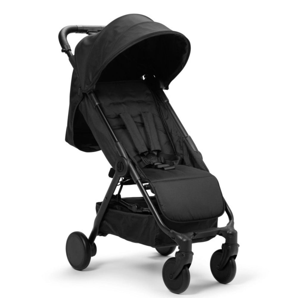 De mondo compacte buggy biedt comfort, gemak en stijl voor jou en je kindje. Kleur black / zwart, verstelbare rugleuning en zitting, zwenkwielen, eenvoudig met één hand inklapbaar met zonnekap en handbagageformaat. VanZus