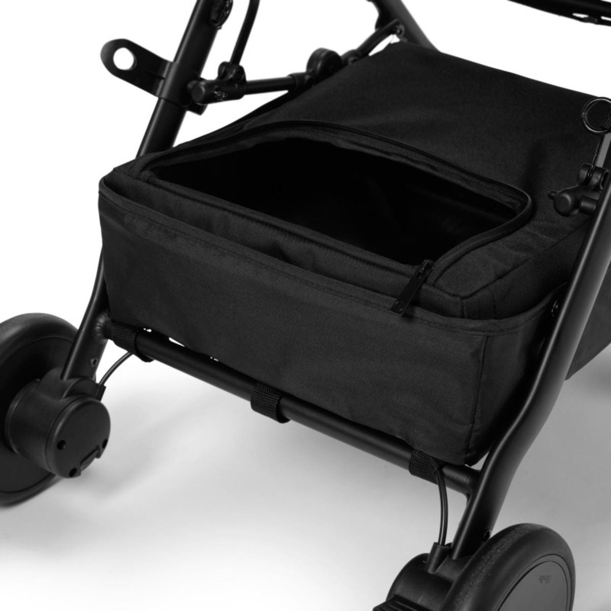 De mondo compacte buggy biedt comfort, gemak en stijl voor jou en je kindje. Kleur black / zwart, verstelbare rugleuning en zitting, zwenkwielen, eenvoudig met één hand inklapbaar met zonnekap en handbagageformaat. VanZus