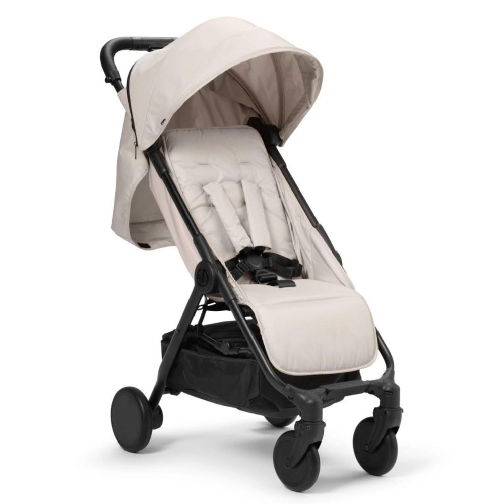 De mondo compacte buggy biedt comfort, gemak en stijl voor jou en je kindje. Kleur moonshell, verstelbare rugleuning en zitting, zwenkwielen, eenvoudig met één hand inklapbaar met zonnekap en handbagageformaat. VanZus