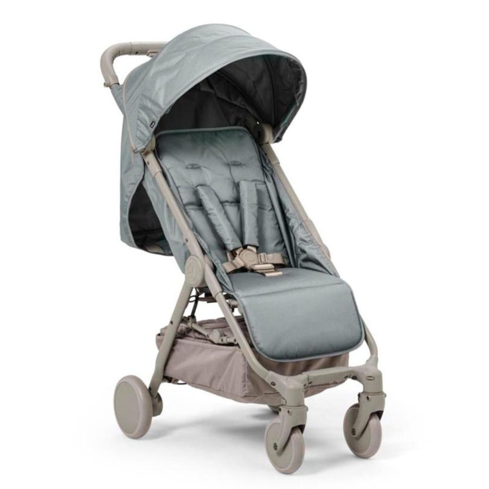 De mondo compacte buggy biedt comfort, gemak en stijl voor jou en je kindje. Kleur pebble green, verstelbare rugleuning en zitting, zwenkwielen, eenvoudig met één hand inklapbaar met zonnekap en handbagageformaat. VanZus