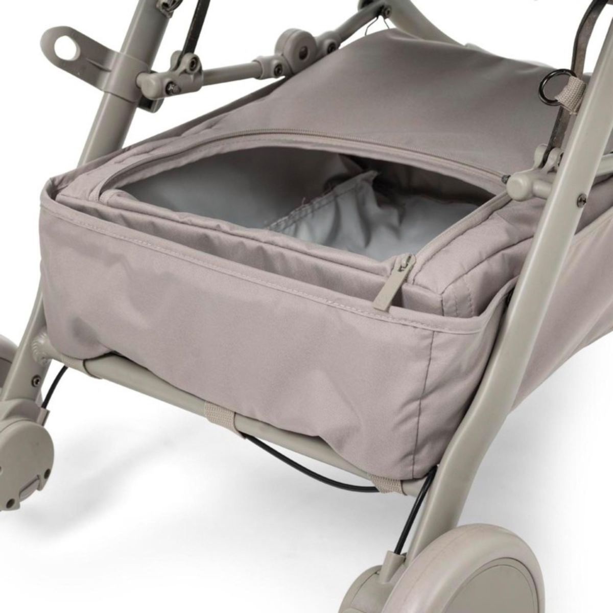 De mondo compacte buggy biedt comfort, gemak en stijl voor jou en je kindje. Kleur pebble green, verstelbare rugleuning en zitting, zwenkwielen, eenvoudig inklapbaar met zonnekap. VanZus