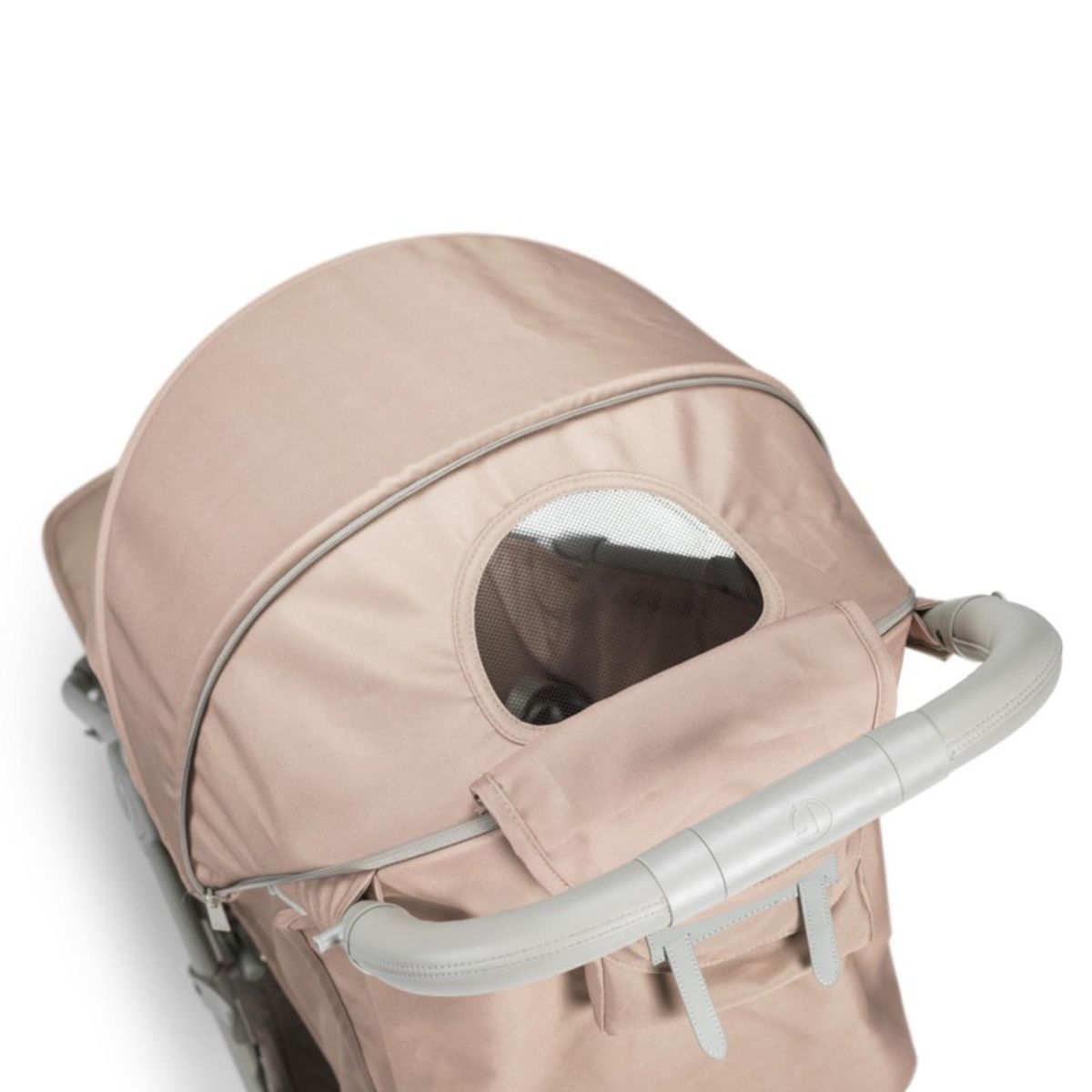 De mondo compacte buggy biedt comfort, gemak en stijl voor jou en je kindje. Kleur blushing pink, verstelbare rugleuning en zitting, zwenkwielen, eenvoudig inklapbaar met zonnekap. VanZus