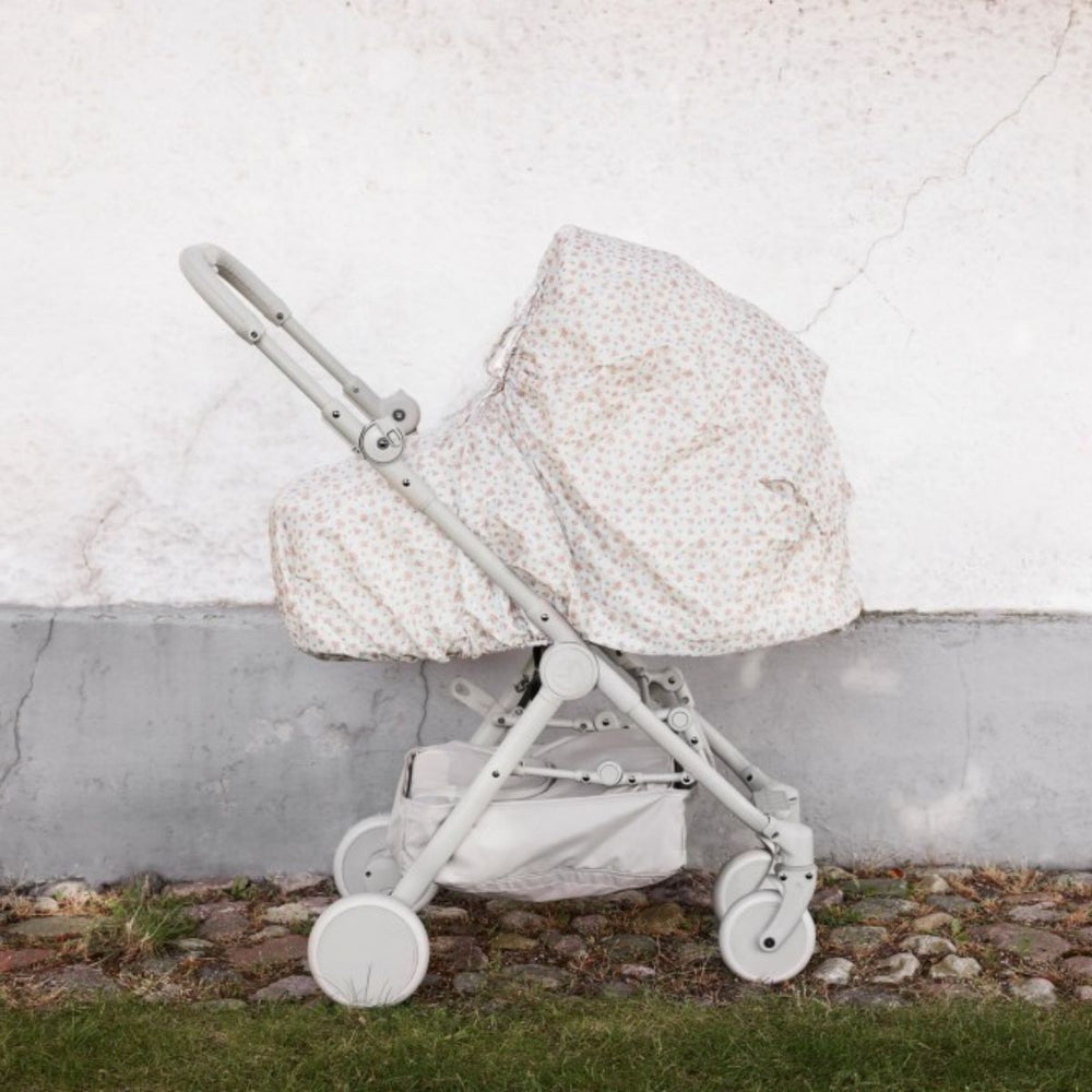 Bescherm je kleintje tegen regen en wind met de Elodie regenhoes universeel voor kinderwagen en buggy in de variant autumn rose. Deze essentiële accessoire past op de meeste kinderwagens en buggy's, waardoor je kindje droog en comfortabel blijft tijdens onverwachte weersomstandigheden.  VanZus