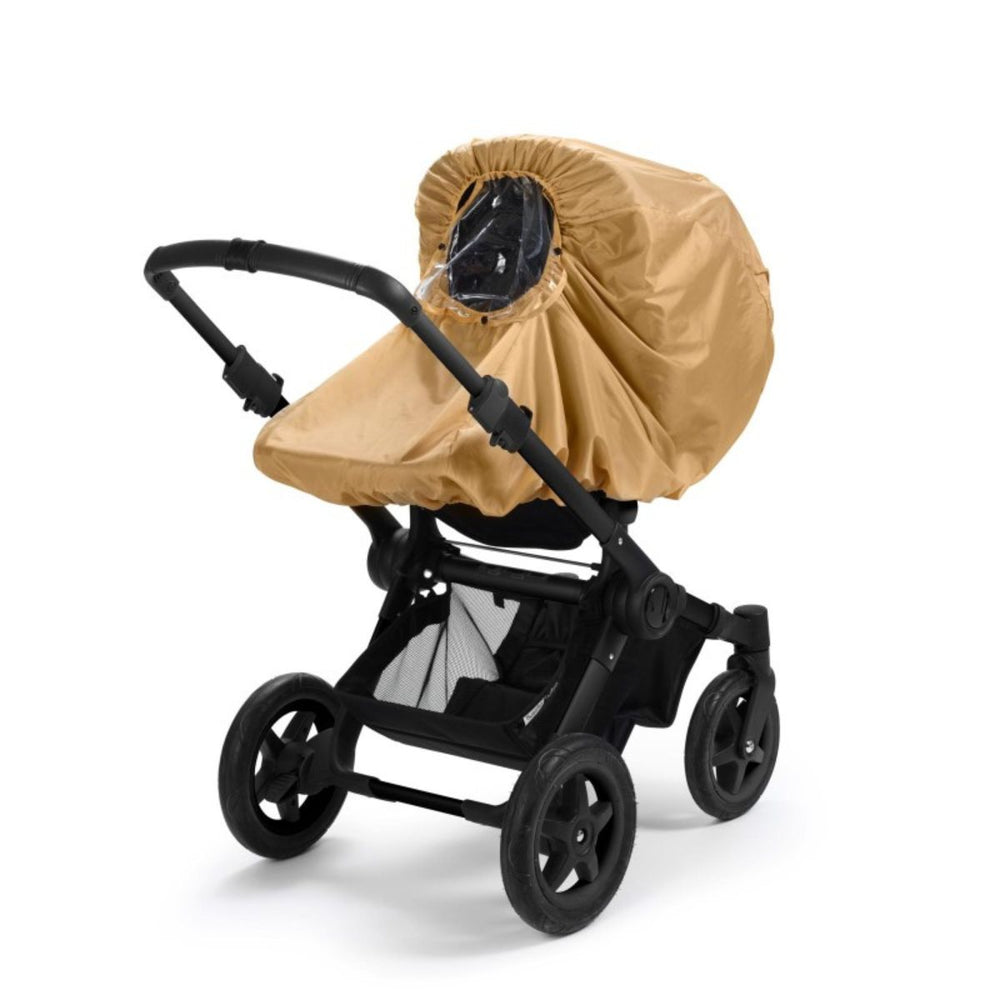 Bescherm je kleintje tegen regen en wind met de Elodie regenhoes universeel voor kinderwagen en buggy in de variant winter gold. Deze essentiële accessoire past op de meeste kinderwagens en buggy's, waardoor je kindje droog en comfortabel blijft tijdens onverwachte weersomstandigheden.  VanZus