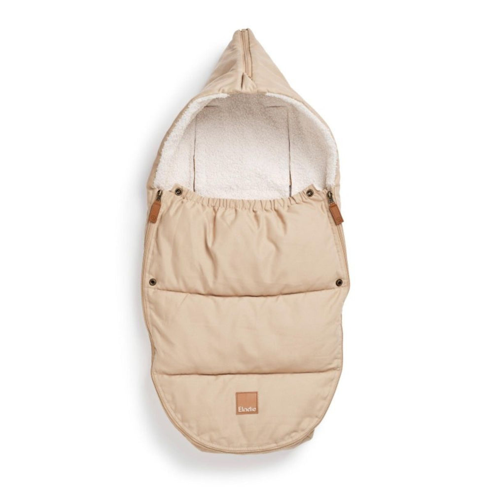 Houd je kleintje warm en comfortabel onderweg met de universele Elodie voetenzak autostoel in pure khaki. Perfect voor de maxicosi of iedere naar achteren gerichte autostoel, biedt deze zachte voetenzak bescherming en stijl voor elke autorit. Te gebruiken vanaf de geboorte! VanZus