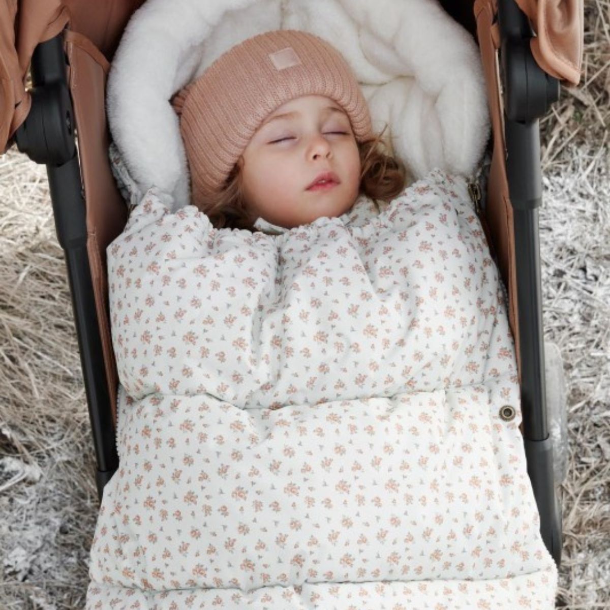 Houd je kleintje warm en stijlvol met de Elodie voetenzak voor kinderwagen en buggy in autumn rose. Ontworpen voor comfort en bescherming tegen kou. Stijlvol en praktisch. In verschillende varianten verkrijgbaar. VanZus