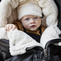 Houd je mini warm en stijlvol met de Elodie voetenzak voor kinderwagen en buggy in aviator black. Ontworpen voor comfort en bescherming tegen kou. Stijlvol en praktisch. In verschillende varianten verkrijgbaar. VanZus