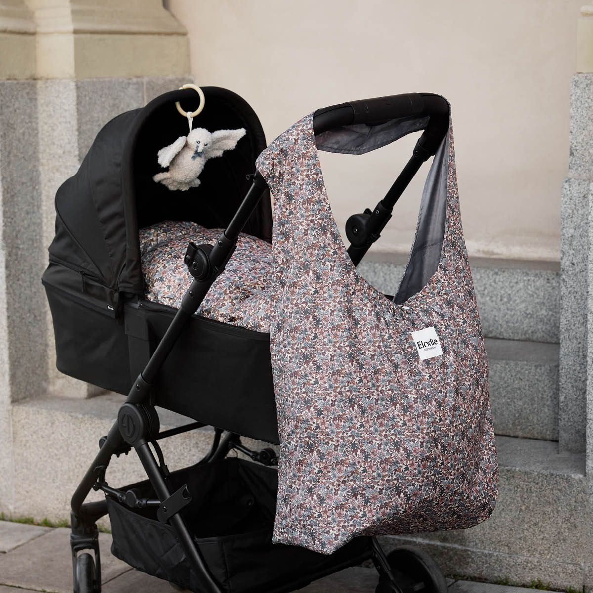 Houd je kleintje warm en stijlvol met de Elodie voetenzak voor kinderwagen en buggy in blue garden. Ontworpen voor comfort en bescherming tegen kou. Stijlvol en praktisch. In verschillende varianten verkrijgbaar. VanZus