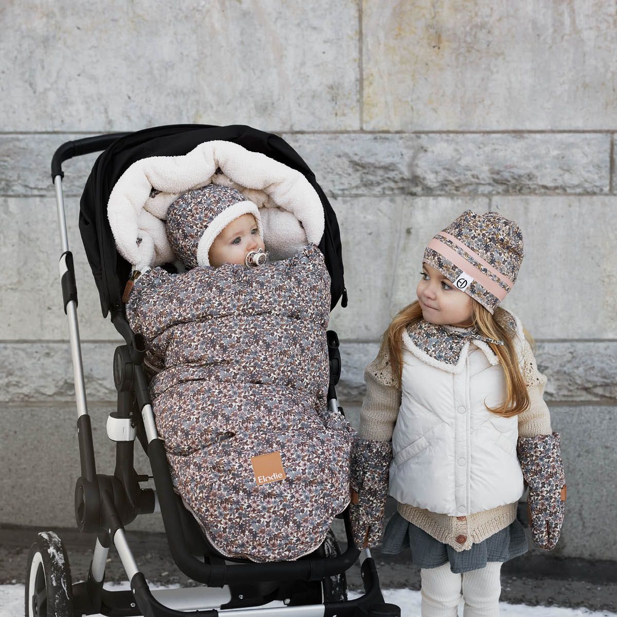 Houd je kleintje warm en stijlvol met de Elodie voetenzak voor kinderwagen en buggy in blue garden. Ontworpen voor comfort en bescherming tegen kou. Stijlvol en praktisch. In verschillende varianten verkrijgbaar. VanZus