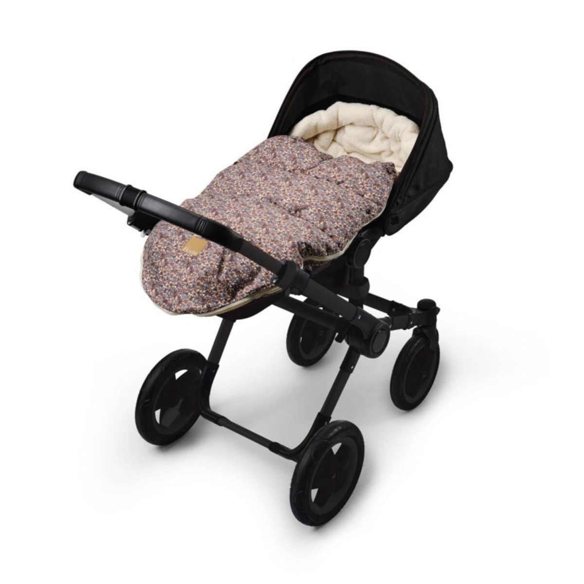 Houd je kleintje warm en stijlvol met de Elodie voetenzak voor kinderwagen en buggy in blue garden. Ontworpen voor comfort en bescherming tegen kou. Stijlvol en praktisch. In verschillende varianten verkrijgbaar. VanZus