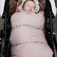 Houd je mini warm en stijlvol met de Elodie voetenzak voor kinderwagen en buggy in blushing pink. Ontworpen voor comfort en bescherming tegen kou. Stijlvol en praktisch. In verschillende varianten verkrijgbaar. VanZus