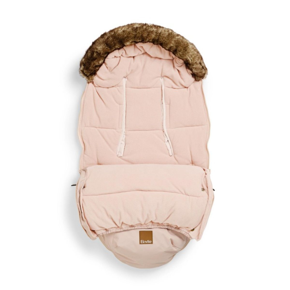 Houd je mini warm en stijlvol met de Elodie voetenzak voor kinderwagen en buggy in blushing pink. Ontworpen voor comfort en bescherming tegen kou. Stijlvol en praktisch. In verschillende varianten verkrijgbaar. VanZus