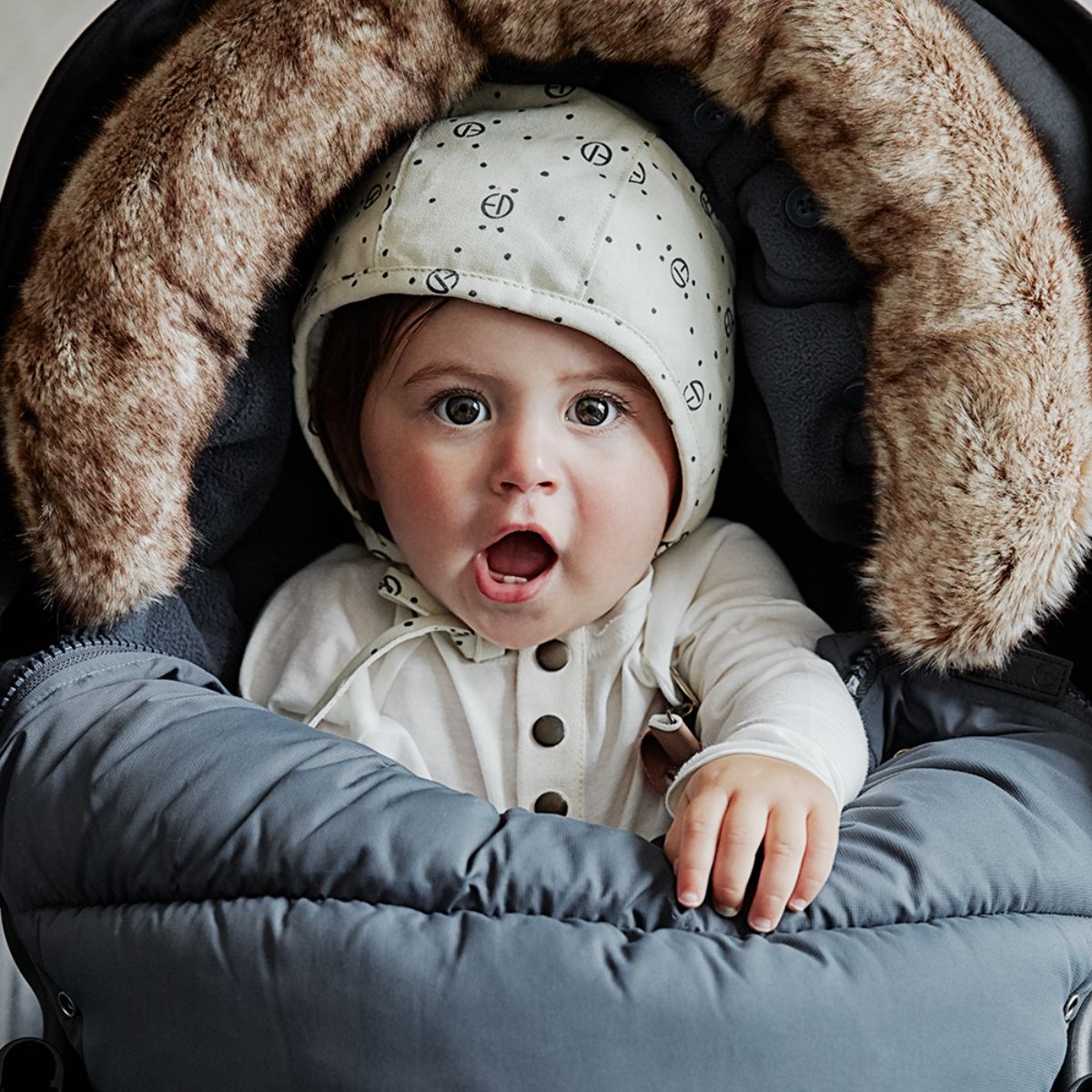 Houd je kleintje warm en stijlvol met de Elodie voetenzak voor kinderwagen en buggy in juniper blue. Ontworpen voor comfort en bescherming tegen kou. Stijlvol en praktisch. In verschillende varianten verkrijgbaar. VanZus