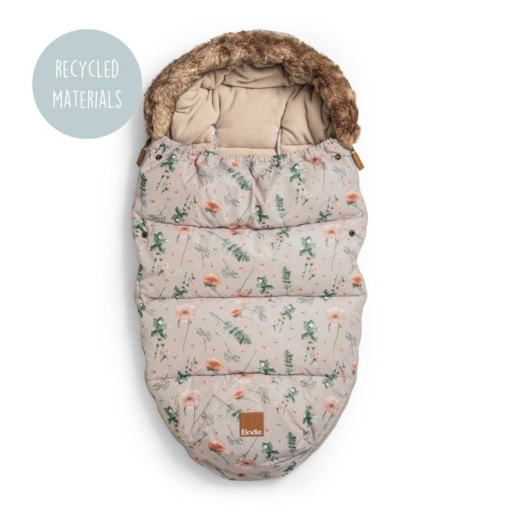 Houd je baby warm en stijlvol met de Elodie voetenzak voor kinderwagen en buggy in meadow blossom. Ontworpen voor comfort en bescherming tegen kou. Stijlvol en praktisch. In verschillende varianten verkrijgbaar. VanZus