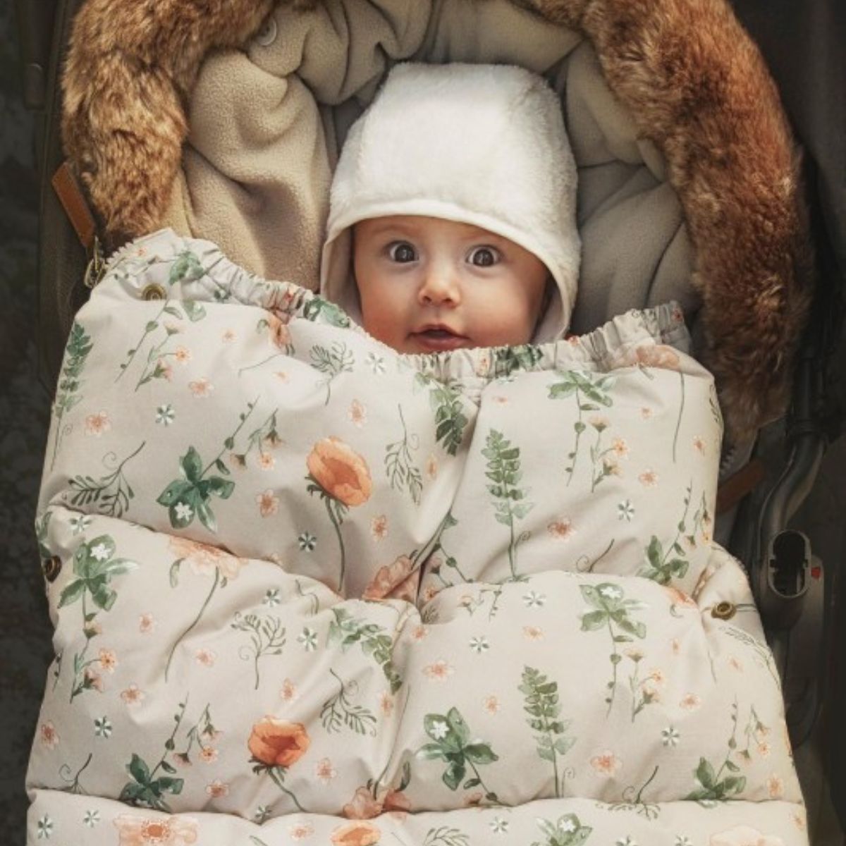 Houd je baby warm en stijlvol met de Elodie voetenzak voor kinderwagen en buggy in meadow blossom. Ontworpen voor comfort en bescherming tegen kou. Stijlvol en praktisch. In verschillende varianten verkrijgbaar. VanZus