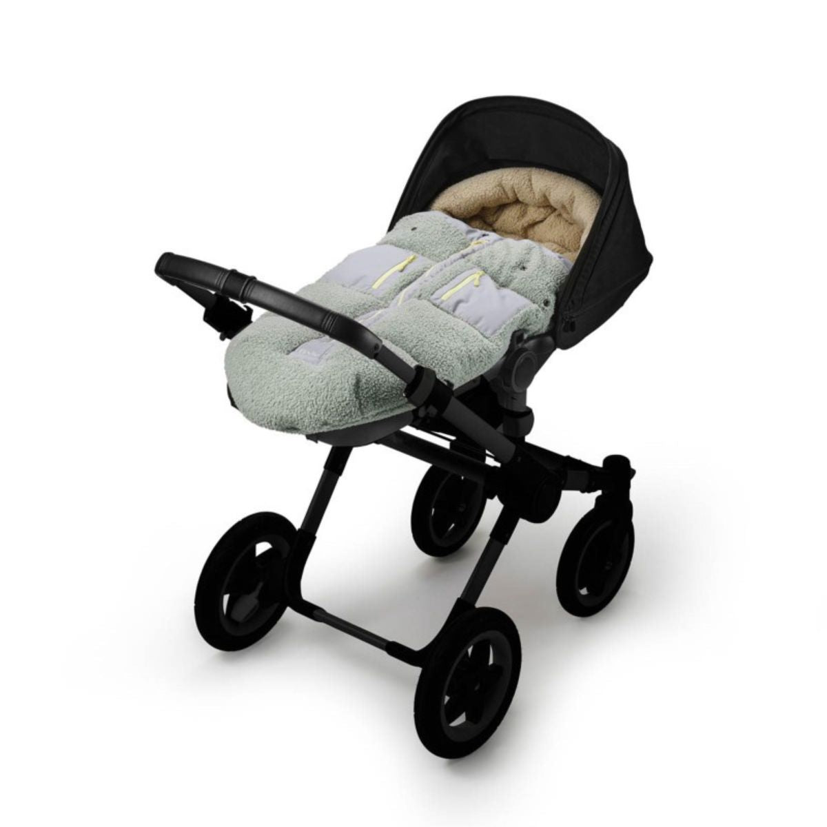 Houd je mini warm en stijlvol met de Elodie voetenzak voor kinderwagen en buggy in utility green. Ontworpen voor comfort en bescherming tegen kou. Stijlvol en praktisch. In verschillende varianten verkrijgbaar. VanZus