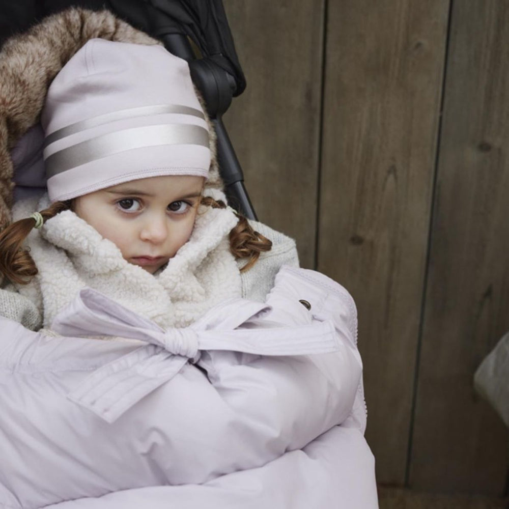 Stijlvol en comfortabel: de Elodie voetenzak in lavender love. Perfect voor koude dagen met een wind- en waterafstotende buitenkant en zachte fleece binnenkant. Geschikt voor kinderwagens en autostoelen. VanZus